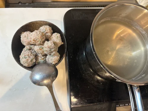ゆであがった肉団子を鍋から取り出した様子。