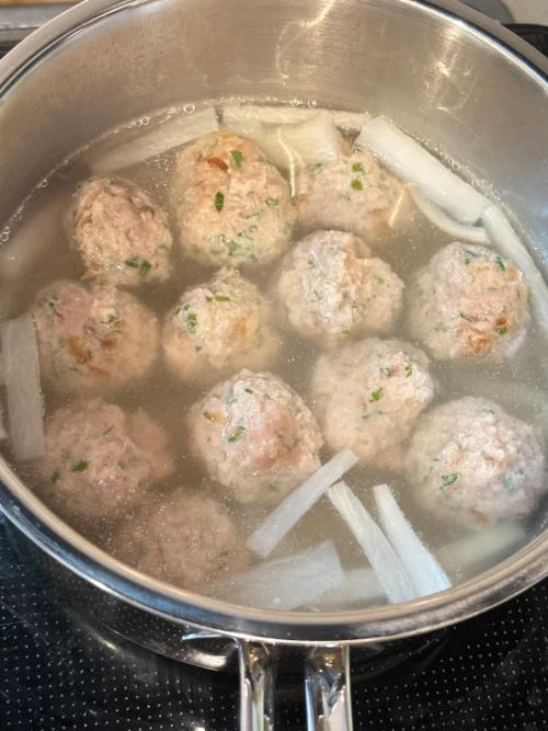 大根に火が通った後、肉団子を鍋に戻した写真