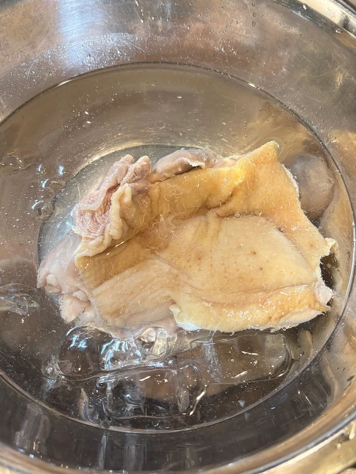 ゆであがった鶏肉を氷水に取り出した写真
