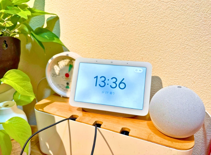 Google Nest HubとAmazon Echo Dotがダイニングテーブルの上に並んでいる写真